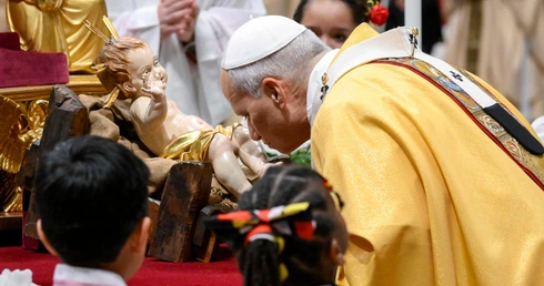 Leon XIV: Wszechmoc Boga objawia się w bezsilności Dzieciątka