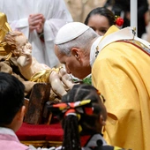 Leon XIV: Wszechmoc Boga objawia się w bezsilności Dzieciątka