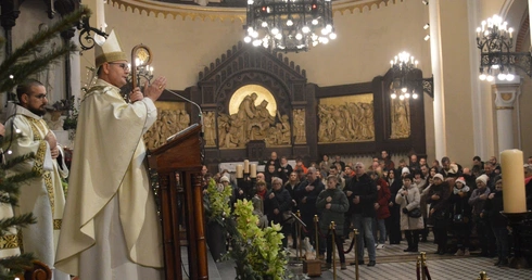 Abp Przybylski na Pasterce: Dla Boga nie jesteś beznadziejny