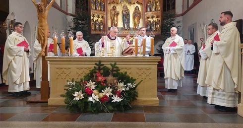 Tu jest Betlejem, nie w szopkach, nie w choinkach