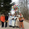Kolędnicy misyjni odwiedzili domy parafian ze Słupca