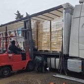 „Mały gest czułości” papieża Leona XIV. Trzy ciężarówki z pomocą dotarły na Ukrainę