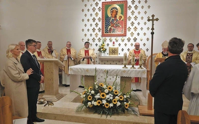 Ona jest prawniczką, on menadżerem, mają trójkę dzieci, kupili dom… z kaplicą Królowej Polski. Wyremontowana służy mieszkańcom wsi