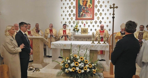 Ona jest prawniczką, on menadżerem, mają trójkę dzieci, kupili dom… z kaplicą Królowej Polski. Wyremontowana służy mieszkańcom wsi