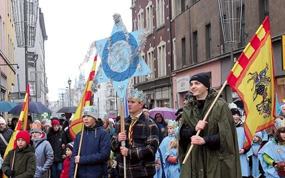 Wejście barwnego korowodu na gliwicki rynek. 