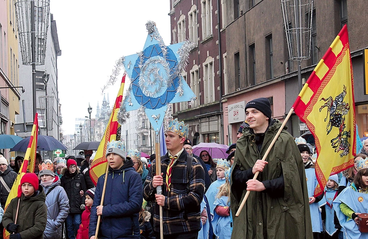 Wejście barwnego korowodu na gliwicki rynek. 