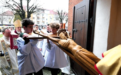 Rozpoczęcie Wielkiego Jubileuszu w diecezji. Przejście przez drzwi w katedrze. 