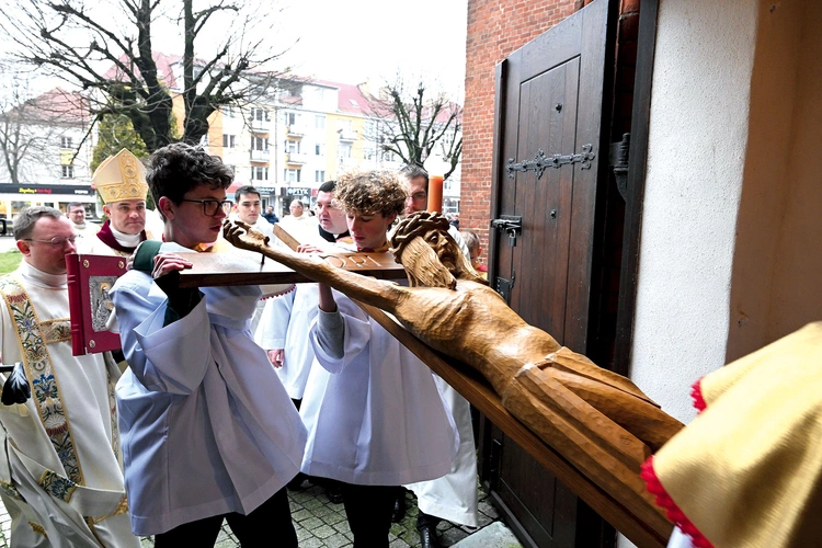 Rozpoczęcie Wielkiego Jubileuszu w diecezji. Przejście przez drzwi w katedrze. 
