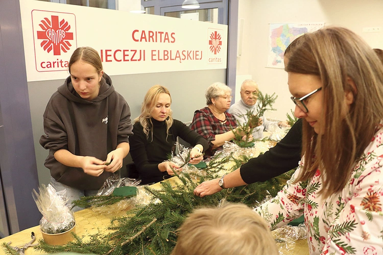 Wspólne przygotowywanie stroików również zbliża.