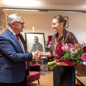 Laureatce wyróżnienie wręczył dr Andrzej Sznajder, dyrektor Oddziału IPN w Katowicach.