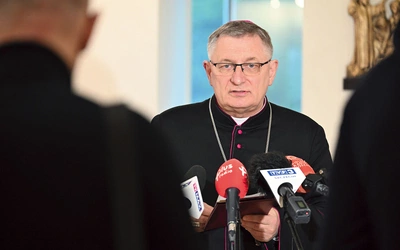 Biskup Zadarko podczas spotkania z przedstawicielami mediów.