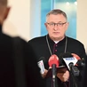 Biskup Zadarko podczas spotkania z przedstawicielami mediów.