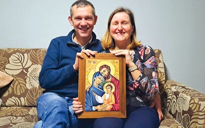 Diecezjalna para Domowego Kościoła Agnieszka i Krzysztof Grotowie z Mazańcowic ze swoim drogowskazem, ikoną Świętej Rodziny. 