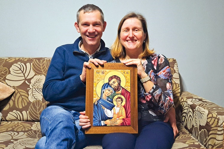 Diecezjalna para Domowego Kościoła Agnieszka i Krzysztof Grotowie z Mazańcowic ze swoim drogowskazem, ikoną Świętej Rodziny. 