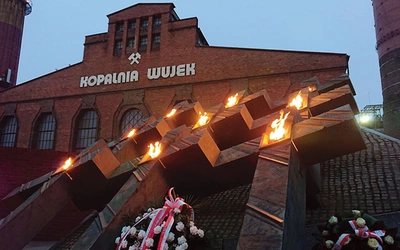  Krzyże przed kopalnią upamiętniające poległych.