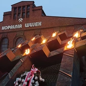  Krzyże przed kopalnią upamiętniające poległych.