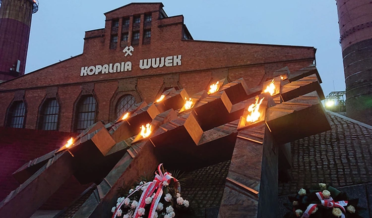  Krzyże przed kopalnią upamiętniające poległych.