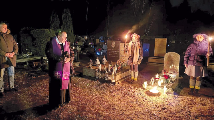 Uroczystości w alei zasłużonych na cmentarzu komunalnym.