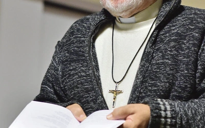 Na zakończenie spotkania o. Andrzej Madej OMI przeczytał wybrane wiersze z najnowszego tomiku „Węzły i węzełki”.