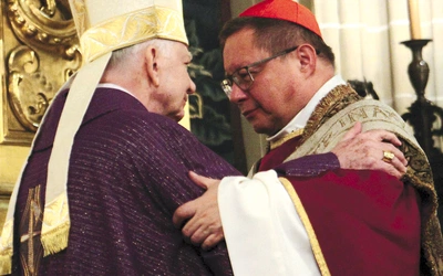 Abp Marek Jędraszewski przekazał następcy pastorał i życzył mu, by w posłudze wspierali go krakowscy święci.