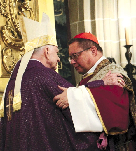Abp Marek Jędraszewski przekazał następcy pastorał i życzył mu, by w posłudze wspierali go krakowscy święci.