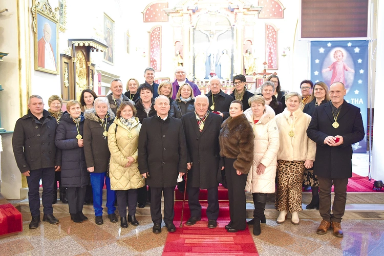 Jubilaci i odznaczeni parafialnym medalem.