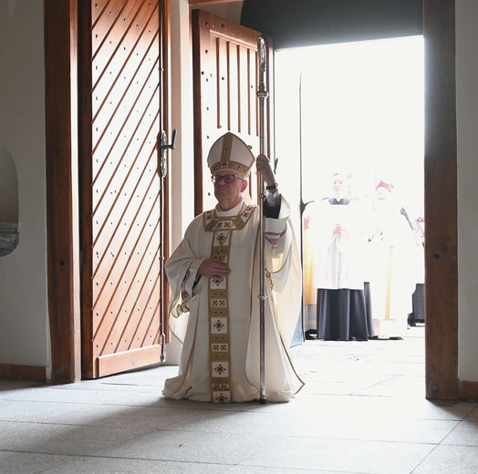 Jako pierwszy do świątyni wszedł pasterz Kościoła opolskiego.