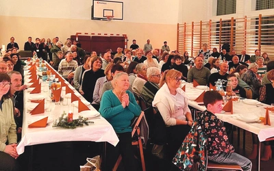 – Ta wigilia to znak, że jesteśmy razem i wierzymy, że Bóg na nowo jest z nami – przekonywał uczestników kapłan. 