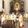 Jubileuszowa Eucharystia, którą koncelebrowali wraz z pasterzem diecezji m.in. obecny i były proboszcz oraz dwóch przybyłych na uroczystość księży rodaków. 