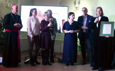  Statuetkę odebrali wolontariusze PZC z parafii św. Mikołaja w Jedlni.