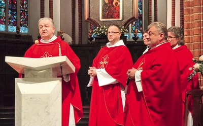 Po konferencji zgromadzeni odmówili wspólnie Różaniec. Kulminacyjnym punktem była Msza Święta,  której przewodniczył ks. prałat  Bogdan Bartołd,  proboszcz archikatedry. Kapłan  podkreślił,  że Maryja potrafi odwdzięczyć się za każdą dziesiątkę Różańca. – Wierzę mocno, że jeśli będziemy mieli w rękach różańce i będziemy się modlić, nic złego nam nie grozi, a wszelkie zło zwyciężymy  – powiedział.