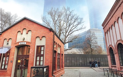 Nowy pawilon, który powstanie w miejscu dawnej rampy kolejowej od strony ul. Towarowej, stanie się nowoczesnym centrum obsługi zwiedzających. Trzykondygnacyjny obiekt o powierzchni 7200 m kw. zostanie połączony systemem podziemnych przejść z istniejącymi, zabytkowymi budynkami muzealnymi. 