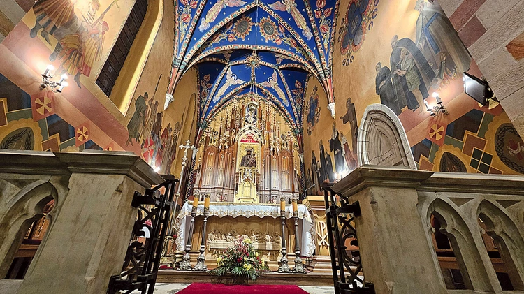 Odnowiony ołtarz MB Częstochowskiej w prezbiterium.