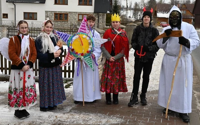 Podhale. Młodzież zostawiła komórki, wyszła kolędować