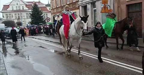 Orszak na ulicach Karlina.