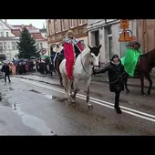 Orszak na ulicach Karlina.