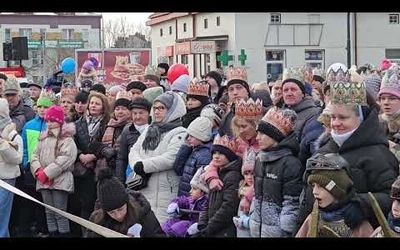 Orszak Trzech króli w Dębicy. Kolęda przed sceną u Heroda.
