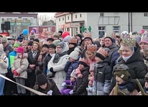 Orszak Trzech króli w Dębicy. Kolęda przed sceną u Heroda.