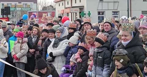 Orszak Trzech króli w Dębicy. Kolęda przed sceną u Heroda.