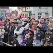 Orszak Trzech króli w Dębicy. Kolęda przed sceną u Heroda.