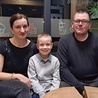 	Dominik z mamą Mariolą i tatą Tadeuszem w kawiarni Dobra Nasza.