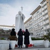 Papież korzystał w niedzielę z aparatów tlenowych. Trwają badania