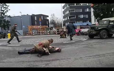 Inscenizacja "Idziemy po swoich" - scena z sanitariuszką