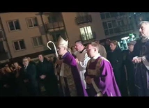 Złożenie kwiatów pod tablicą pamiątkową kard. Wyszyńskiego w katedrze