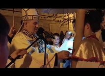 Wigilia Paschalna - przed kościołem rozpoczęła liturgia światła