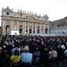 Plac św. Piotra, różaniec za zmarłego papieża Franciszka