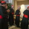 Kardynałowie modlący się przed grobem Franciszka