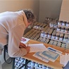 Caritas rozdaje żywność z programu FEPŻ 