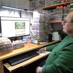 Kolekcjoner figurek z jajek niespodzianek