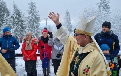 Abp Przybylski na Groniu Jana Pawła II: uczmy się chodzić po ziemi, mając niebo w sobie